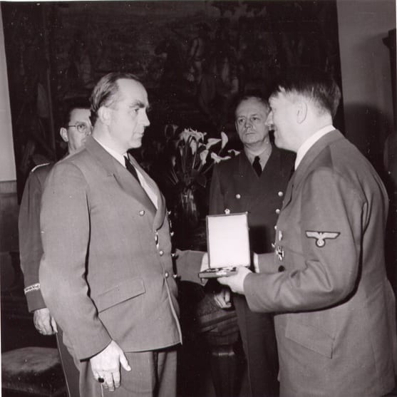 Гитлер награждает Рудольфа Рана Рыцарским Крестом